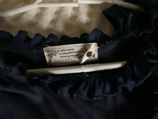 Camiseta Tintoretto azul marino con volantes