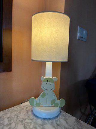 Lámpara Infantil de sobremesa en madera.
