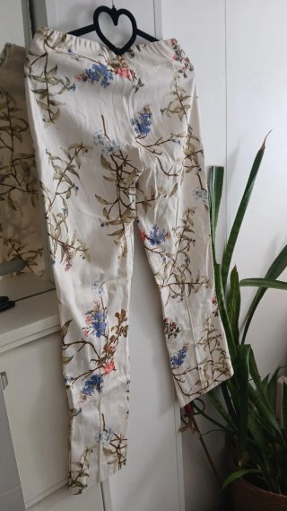 Pantalones blancos con estampado floral