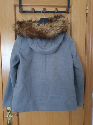 Abrigo gris Zara con capucha y pelo