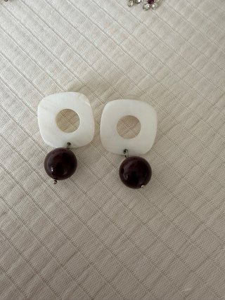 Pendientes con Aros Blancos y Esferas