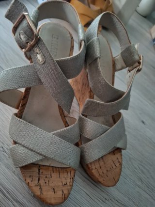Sandalias Bimba y Lola tacón cuña plateadas