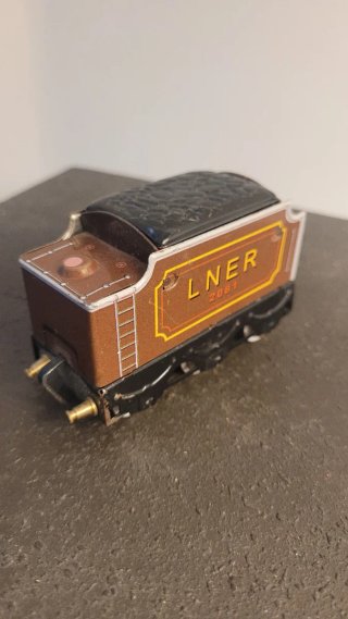 Tren de metal LNER 2081 antiguo