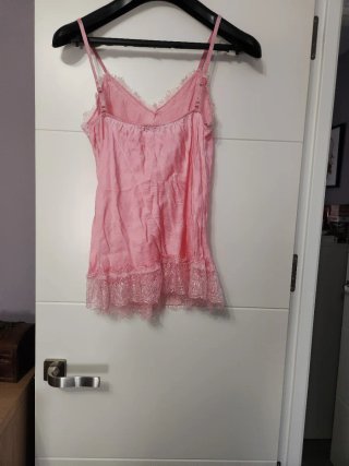 Top de tirantes rosa con encaje