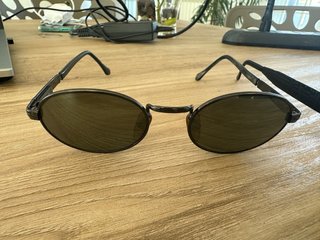 Occhiali da sole neri e grigi