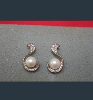 Pendientes de fantasía con perlas y circonitas