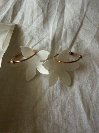 Pendientes aro flor blancos dorados