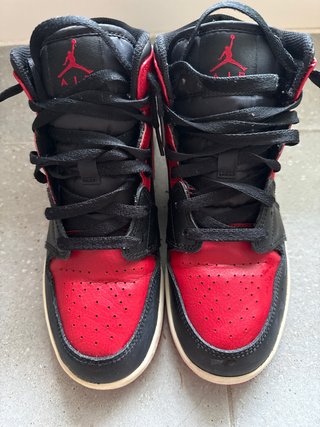 Zapatillas Air Jordan Negras y Rojas