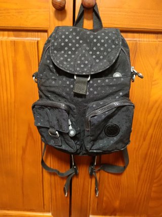 Mochila Kipling pequeña negra lunares