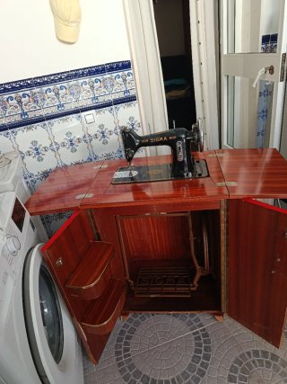 Máquina de coser Sigma con mueble