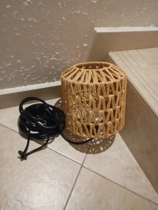 Lámpara de sobremesa en ratán