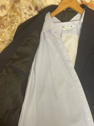 Traje de hombre Zara azul navy con camisa incluida