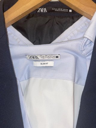 Traje de hombre Zara azul navy con camisa incluida