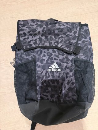 Mochila Adidas Estampada Gris y Negra