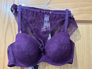 Conjunto de lencería Oysho encaje morado