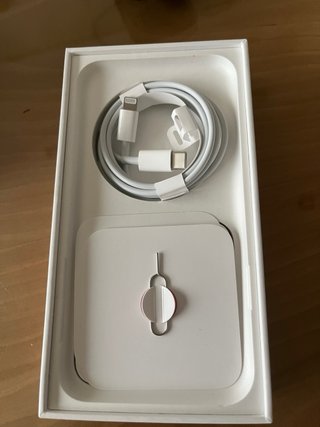 iPhone 11 64GB con caja y cable.