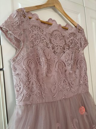 Vestido Chi Chi London rosa con etiqueta