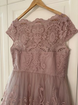 Vestido Chi Chi London rosa con etiqueta