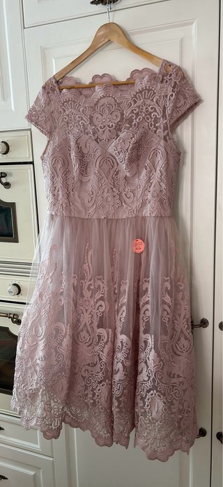 Vestido Chi Chi London rosa con etiqueta
