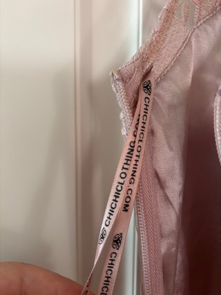 Vestido Chi Chi London rosa con etiqueta