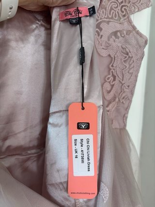 Vestido Chi Chi London rosa con etiqueta