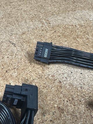Cables Fuente para RTX 5xxx en los 2 extremos.