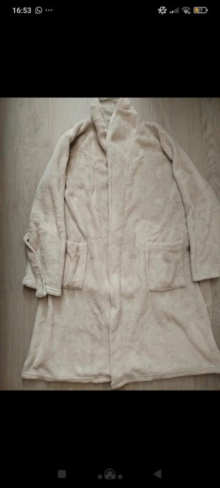 Bata de pelo beige solidaria