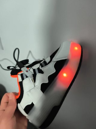 Deportivas patines niño con luces recargables T-31