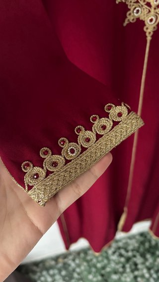 Caftán Burdeos con Detalles Dorados