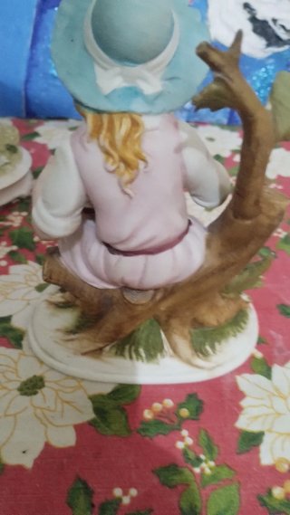 Statuetta porcellana bambina con uva