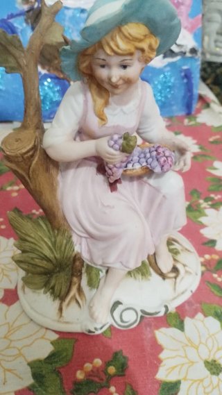 Statuetta porcellana bambina con uva