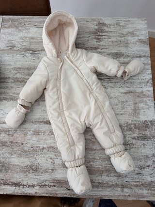Buzo Zara de bebé con capucha y manoplas