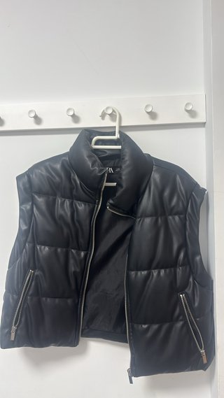 Chaleco Zara efecto piel negro