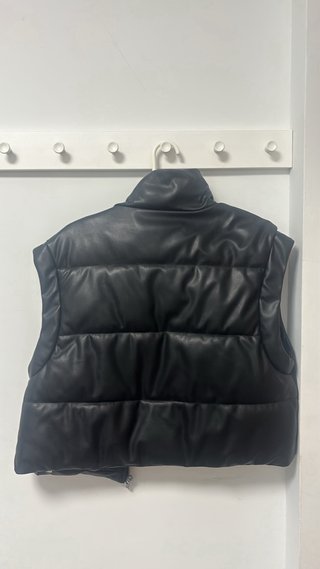 Chaleco Zara efecto piel negro