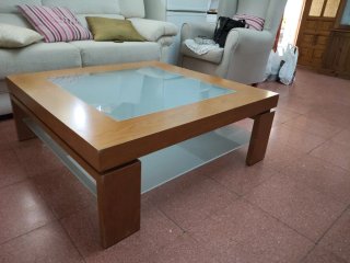 Mesa de centro baja de madera y cristal