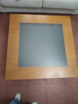 Mesa de centro baja de madera y cristal