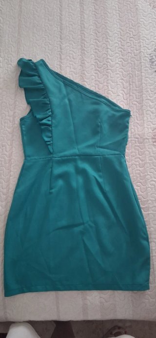 Vestido escote asimétrico con volantes