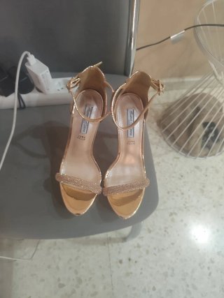 Zapatos de tacón dorados con pedrería