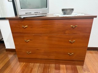 Cómoda de madera con tiradores dorados