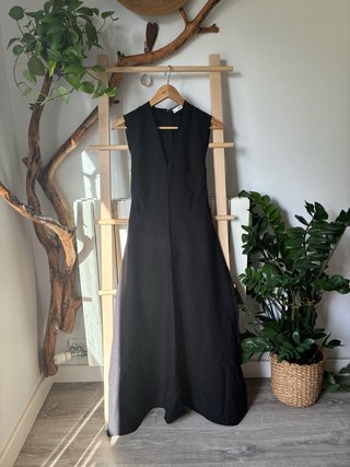 Vestido largo negro con escote en pico y lazo