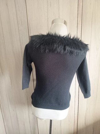 Zara.Jersey con pelo en el cuello. Talla M.
