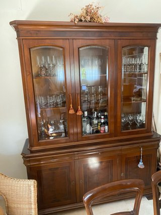 Vitrina de madera clásica de nogal