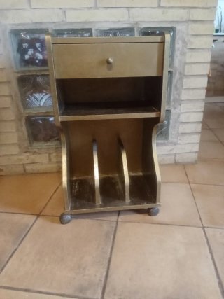 Mueble vintage dorado para vinilos o libros
