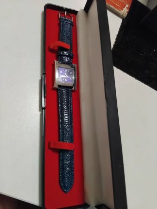 Reloj de pulsera plateado y azul