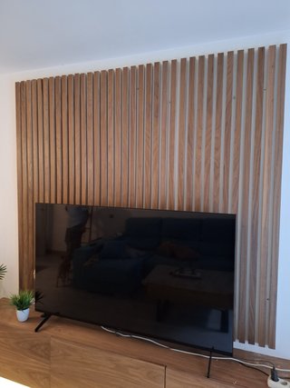 Forro de pared con listones de madera maciza