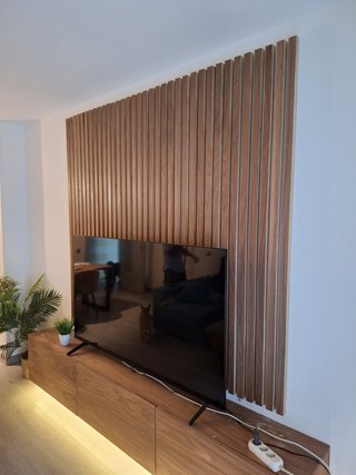 Forro de pared con listones de madera maciza