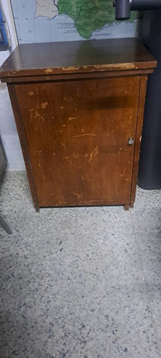 Máquina de Coser Antigua con Mueble