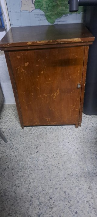 Máquina de Coser Antigua con Mueble