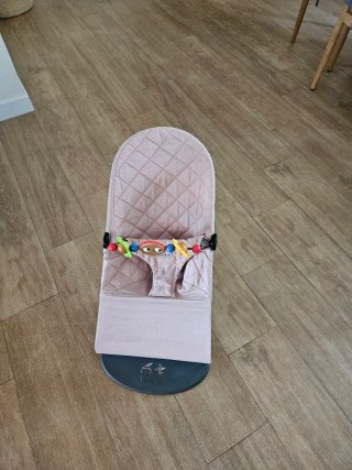 Mecedora Babybjorn con juguete