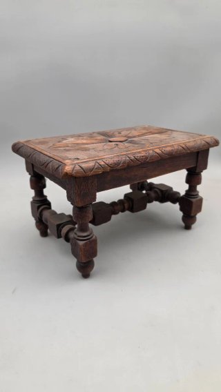 Modellino in miniatura di un Tavolino antico